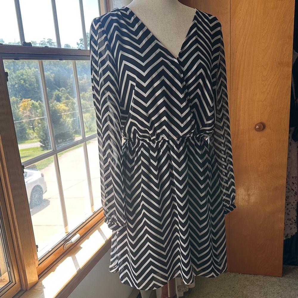 Express Black and White Zigzag Long Sleeve Dress (NWT)- Medium